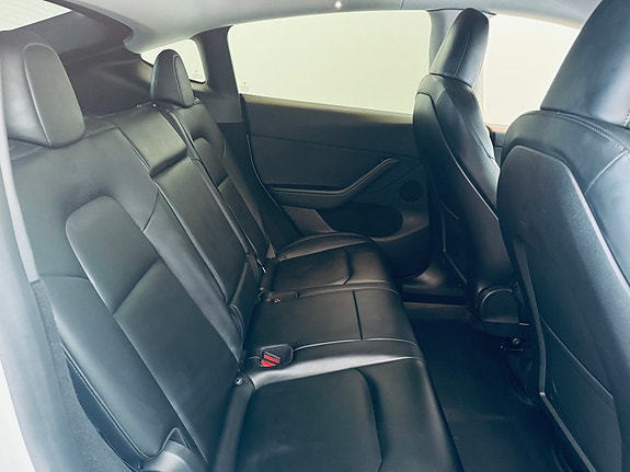 Tesla Model Y 20 of 24