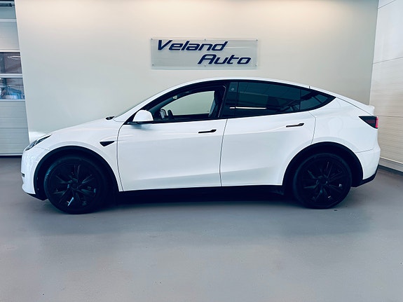 Tesla Model Y 3 of 24