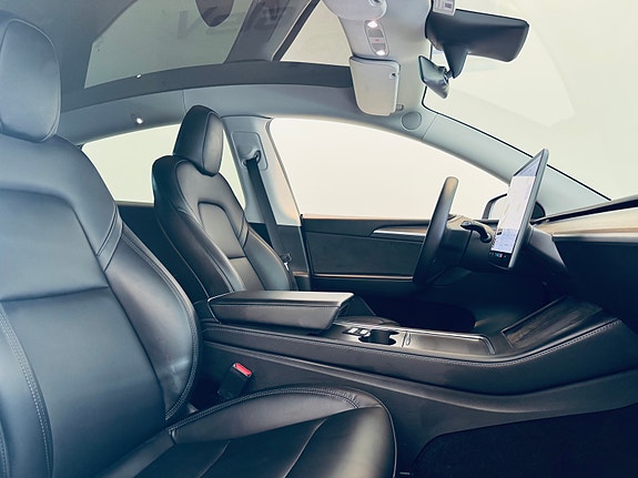 Tesla Model Y 8 of 24