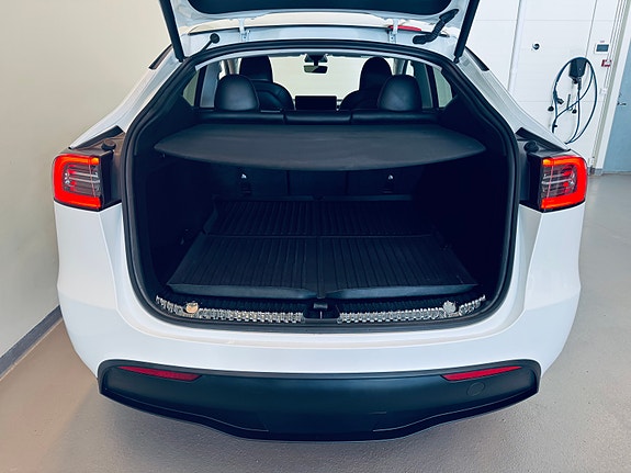 Tesla Model Y 22 of 24