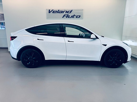 Tesla Model Y 5 of 24