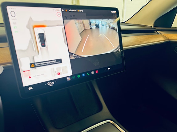 Tesla Model Y 13 of 24
