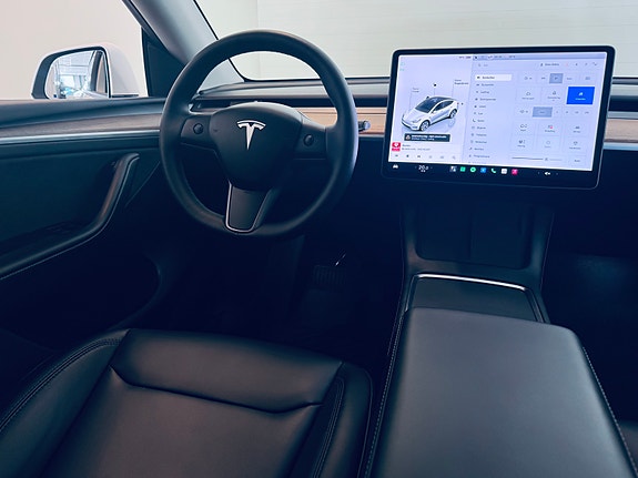 Tesla Model Y 10 of 24