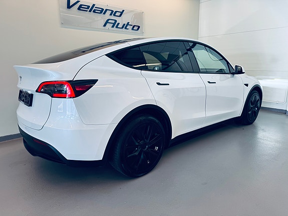 Tesla Model Y 6 of 24