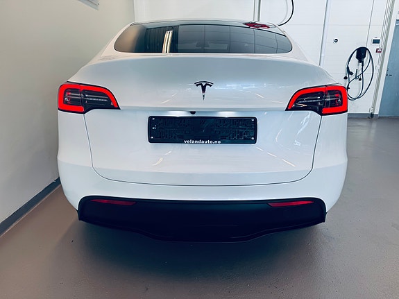 Tesla Model Y 7 of 24