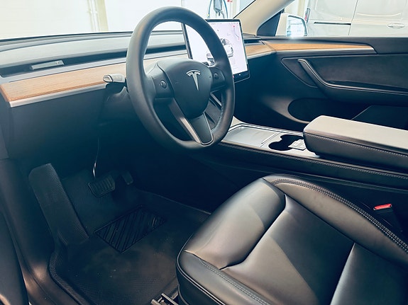 Tesla Model Y 11 of 24