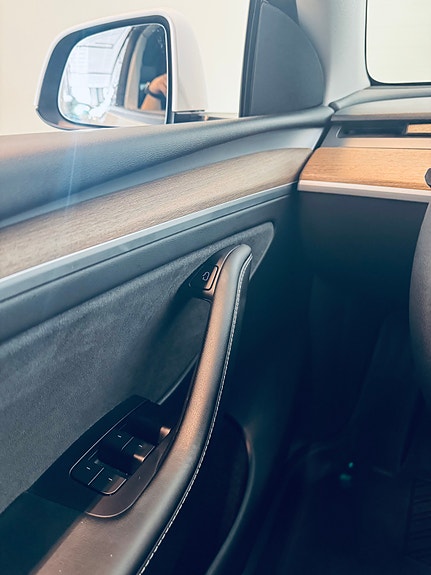 Tesla Model Y 19 of 24