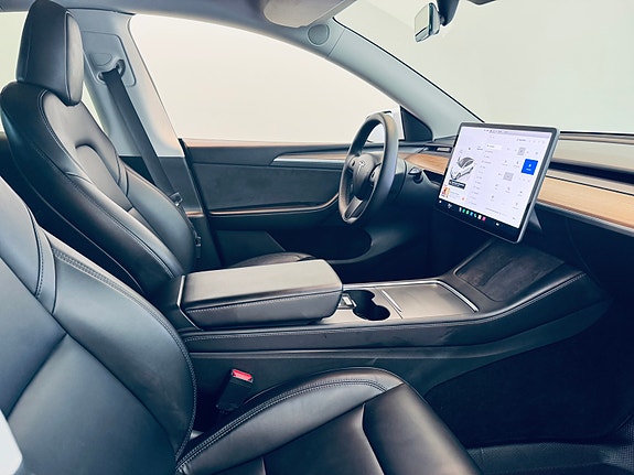 Tesla Model Y 9 of 24