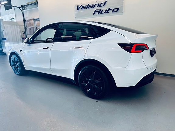 Tesla Model Y 4 of 24