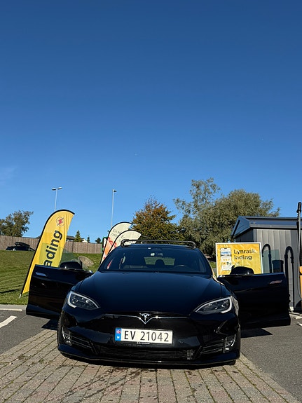 Tesla Model S 2 of 27
