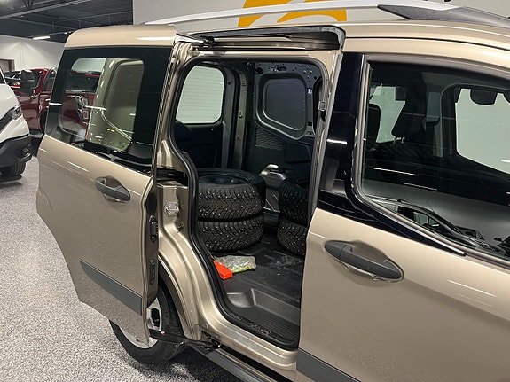 Ford Transit Courier 7 of 18