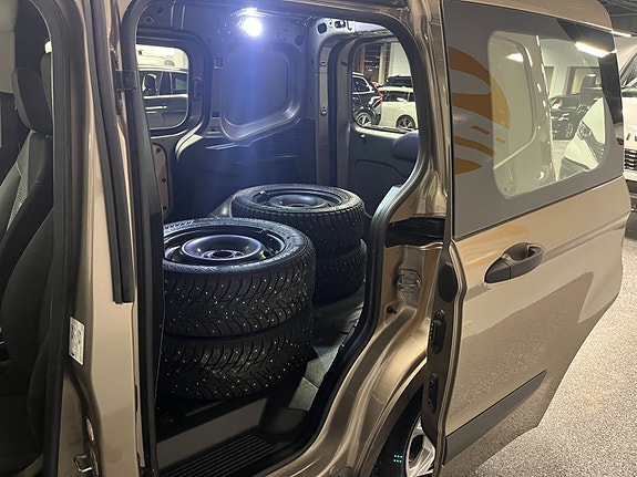 Ford Transit Courier 10 of 18