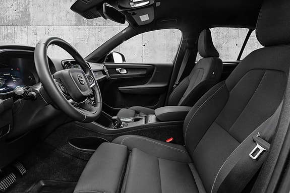 Volvo EX40 17 of 29