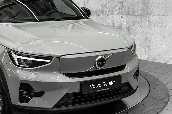Volvo EX40 2 of 29