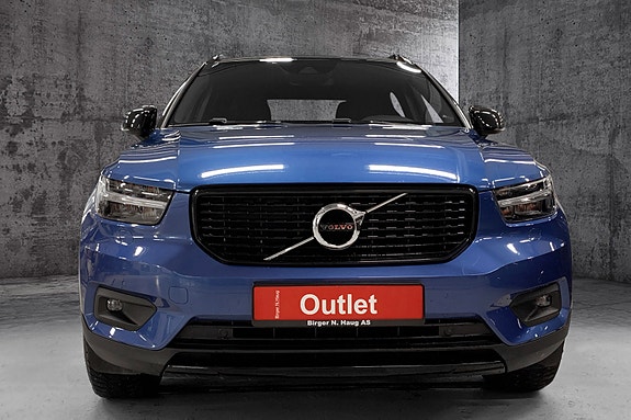 Volvo XC40 2 of 15