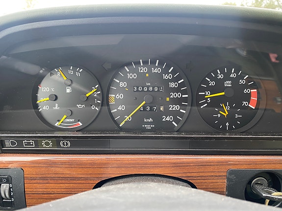 Mercedes-Benz 380 SE 27 of 30
