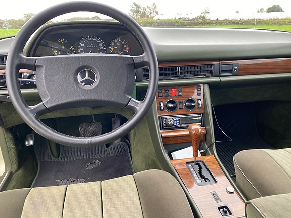 Mercedes-Benz 380 SE 30 of 30
