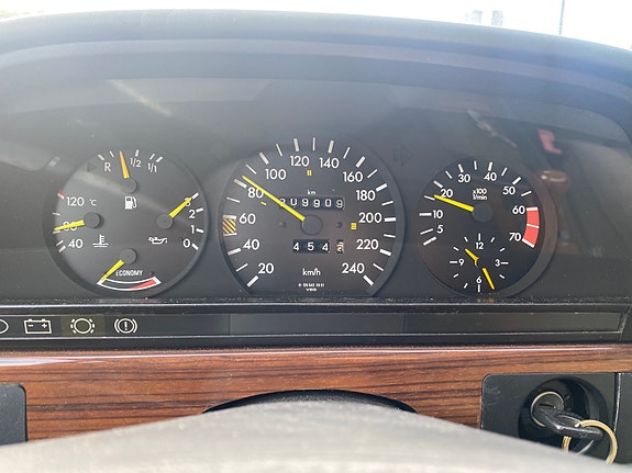 Mercedes-Benz 380 SE 28 of 30