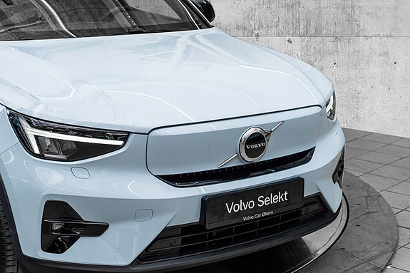 Volvo EX40 2 of 27