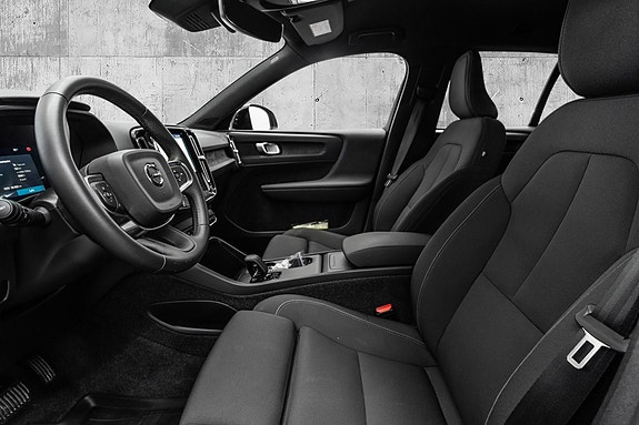 Volvo EX40 17 of 27