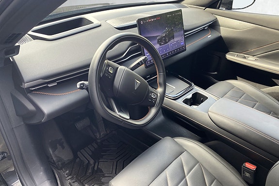 Moderne cockpit med stor touchskjerm og eksklusivt skinninteriør.