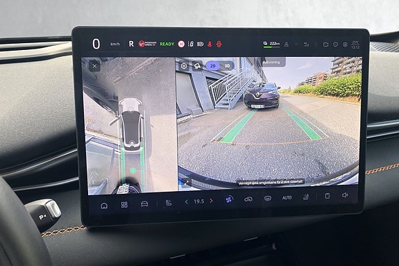 Dual kamerasystem og parkeringsassistanseteknologi for enkel manøvrering.