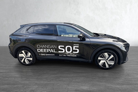 Elegant sideprofil med autonom nødbremsing og parkeringssensorer.