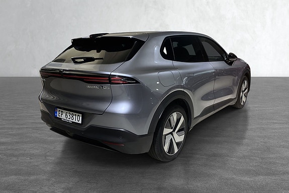 Bakparti med LED-lykter og moderne design på grå SUV.