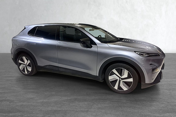Sporty SUV fra siden med slanke linjer og unike felger.