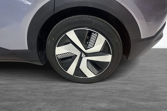Unik hjuldesign med svart-sølv kombinasjon for sportslig preg.