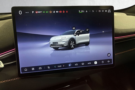 Infotainment-system viser bilens digitale brukergrensesnitt elegant.