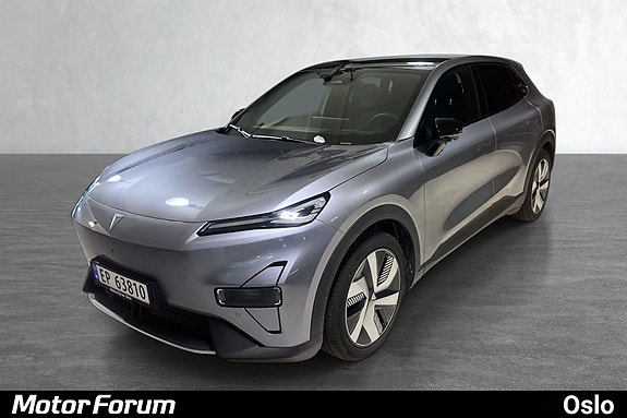Elektrisk SUV i grått med stilrene LED-lys og dynamisk front.