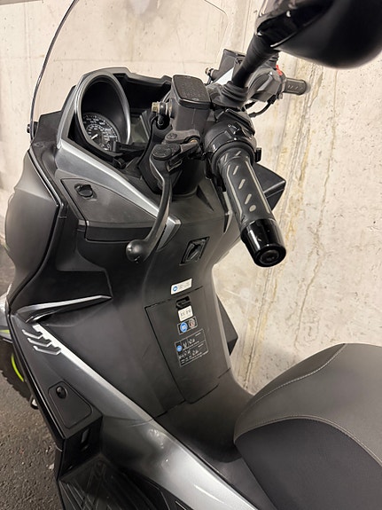 Kawasaki J 300 5 of 6