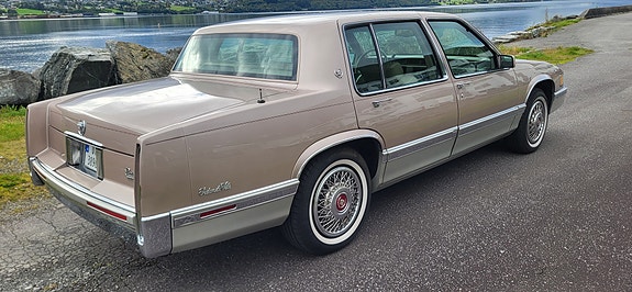 Cadillac Deville 7 of 30