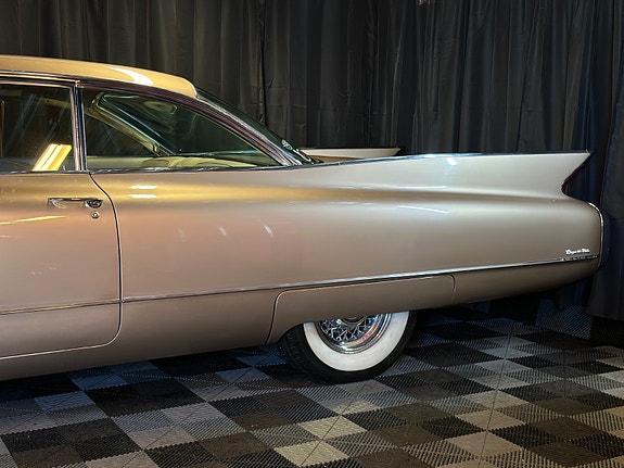 Cadillac Deville 7 of 30