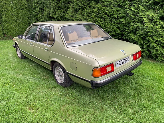 BMW 728i 3 of 18