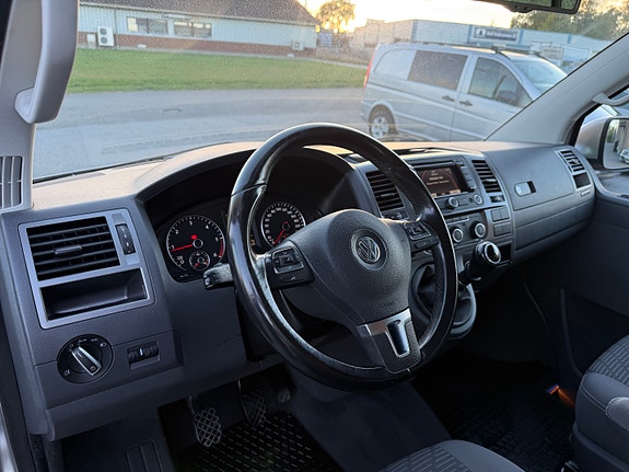 Volkswagen Multivan 14 of 30