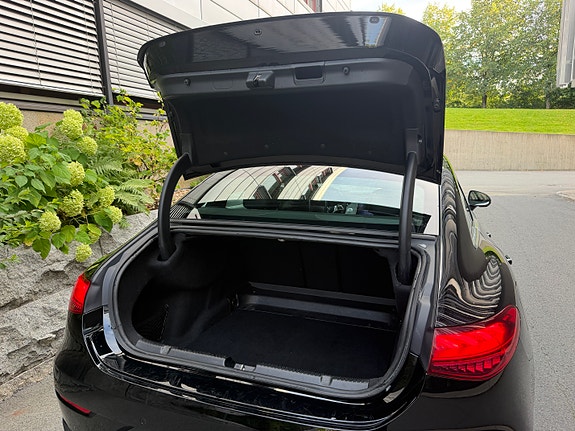 Mercedes-Benz EQE350 17 of 30