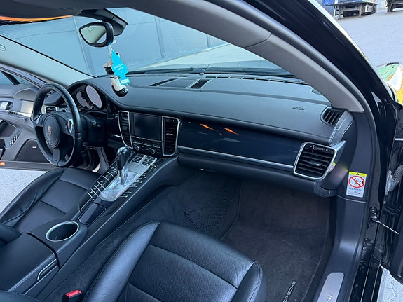 Porsche Panamera 24 of 30