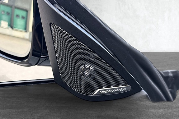 Harman Kardon surroundanlegg sørger for førsteklasses lyd i hele kupeen.