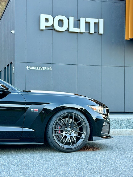 Ford Mustang 7 of 21