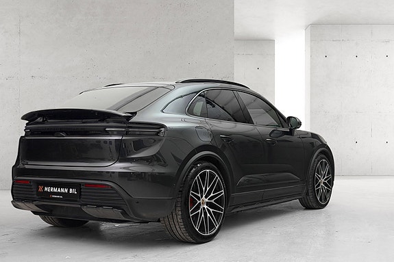 Porsche Macan 17 of 30