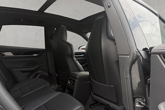 Porsche Macan 30 of 30