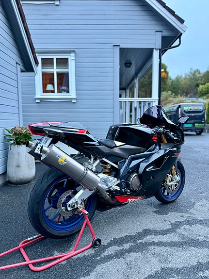Aprilia RSV1000R Factory 2 of 30