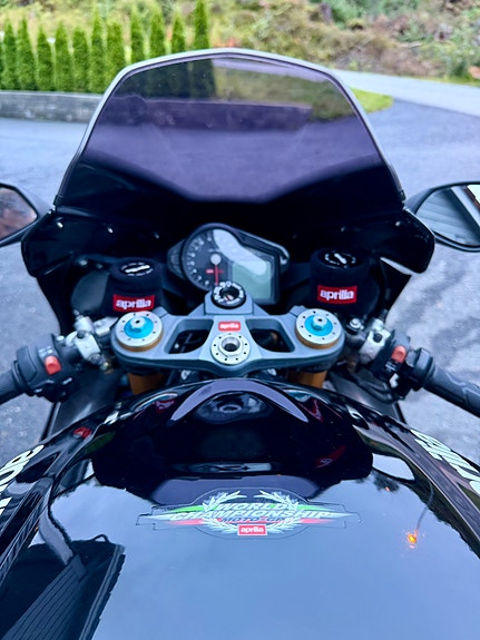Aprilia RSV1000R Factory 17 of 30