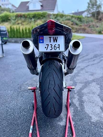Aprilia RSV1000R Factory 4 of 30