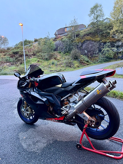 Aprilia RSV1000R Factory 9 of 30