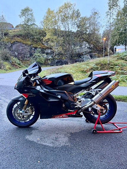 Aprilia RSV1000R Factory 10 of 30