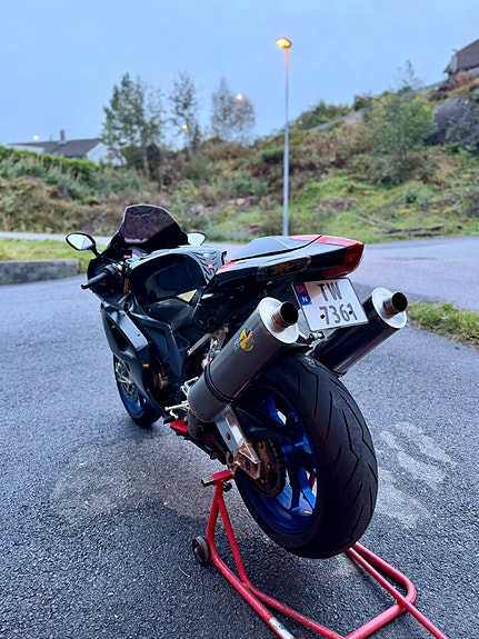 Aprilia RSV1000R Factory 8 of 30