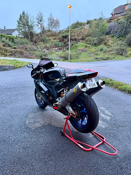 Aprilia RSV1000R Factory 7 of 30